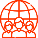 Drei orange Umrissfiguren stehen vor einem Globus-Symbol auf hellgrauem Hintergrund.